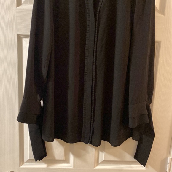 Melanie Lyne. Women’s Buttoned Blouse with V-neck opening. - Picture 2 of 4